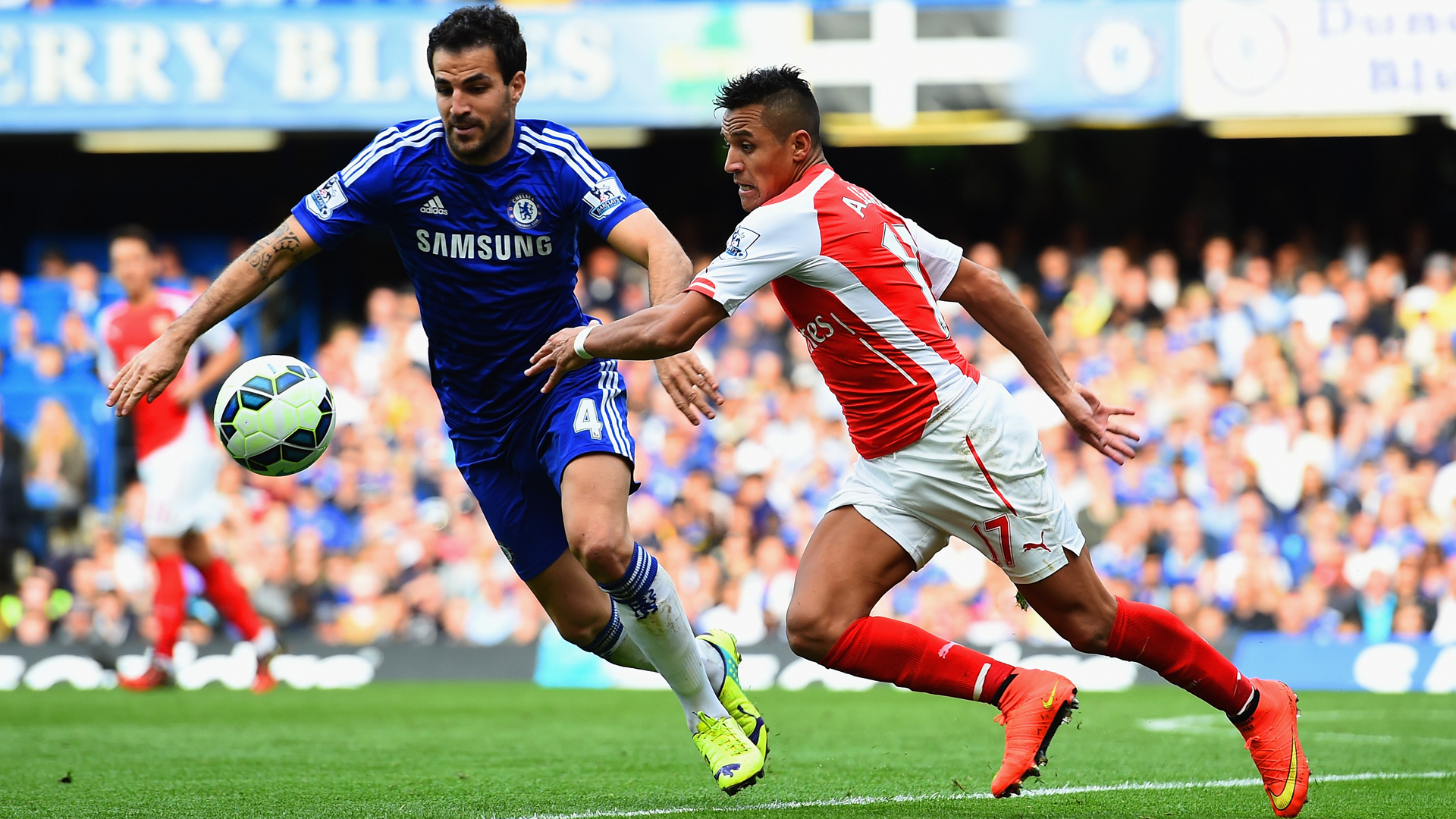 LONDON, ENGLAND - OCTOBER 05:  Cesc Fabregas of Chelsea and Alexis Sanchez of Arsenal battle for the ball during the Barclays Premier League match between Chelsea and Arsenal at Stamford Bridge on October 4, 2014 in London, England.  (Photo by Shaun Botterill/Getty Images)