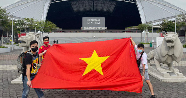 Hình ảnh trực tiếp từ Singapore: Các fan Việt nô nức tới sân tiếp lửa cho tuyển Việt Nam đánh bại người Thái_61c45d232a999.jpeg